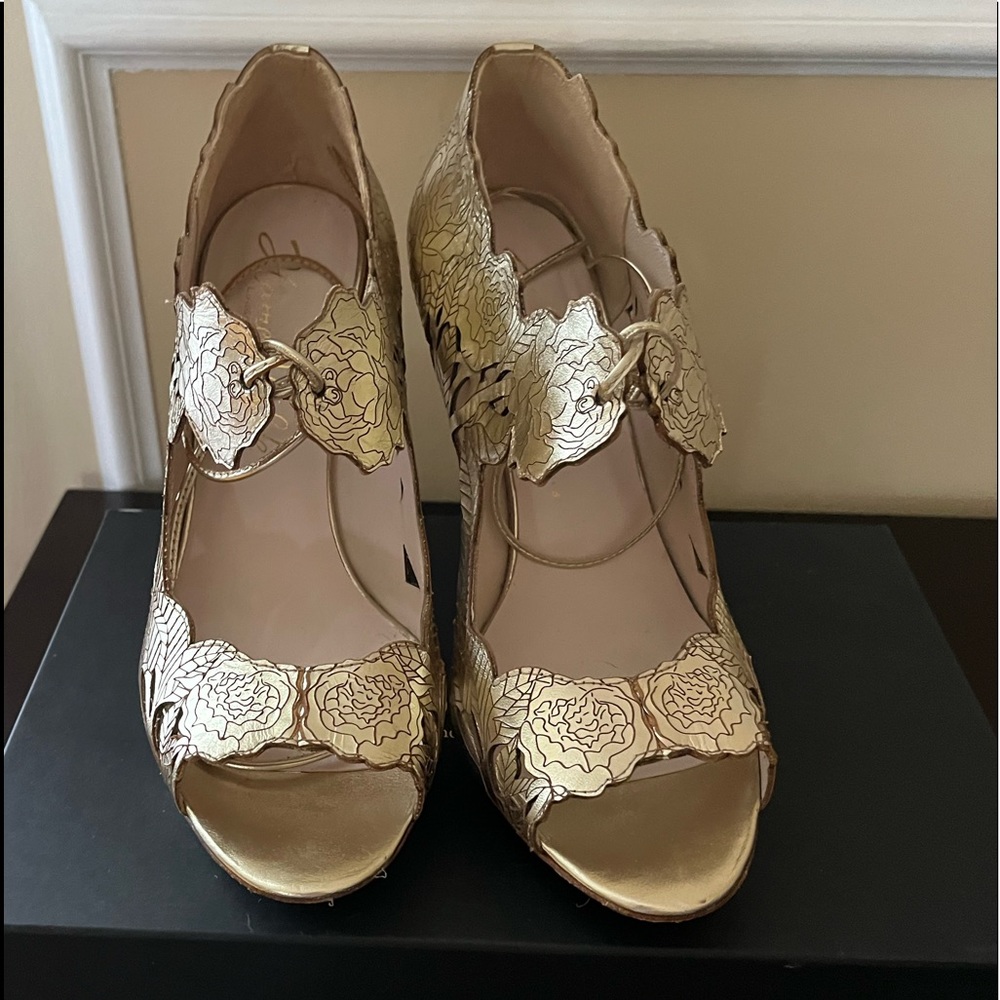 Harriet Wilde
Peony UK6, EU39, US8, AU7, 26cm / Gold